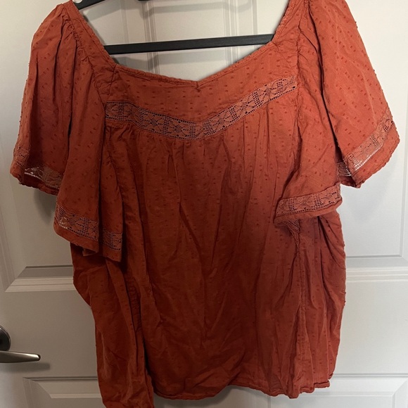 Old Navy Lace detail Terracotta Button-Up Blouse
Blouse Swiss dots plus size xxl - Picture 7 of 8